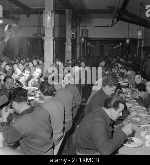 Prisonniers de guerre italien en Grande-Bretagne- la vie quotidienne dans un camp de prisonniers italiens, Angleterre, RU, 1945 Une vue générale des hommes de manger dans le réfectoire à la N.144 travailleurs italiens camp près de Londres. Selon la légende originale 'au camp il y a un réfectoire unique dans lequel les collaborateurs 2000 manger dans deux relais. Ici ils mangent leur petit déjeuner le matin, avant de se rendre au travail, et le repas du soir. À partir de 12 escadrons les travailleurs prendre la nourriture non cuite avec eux et préparez-la sur le lieu de travail'. Banque D'Images