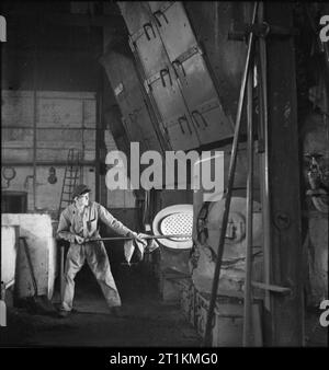 Blanchisserie en temps de guerre- les travaux de Blanchisserie Gleniffer, Catford, Londres, Angleterre, RU, 1944 Un chauffeur à l'œuvre dans la chaufferie de Gleniffer Blanchisserie, Catford. Fourneaux étaient nécessaires non seulement pour chauffer l'eau pour laver les vêtements, mais aussi pour le séchage à l'air chaud avec des machines. Banque D'Images