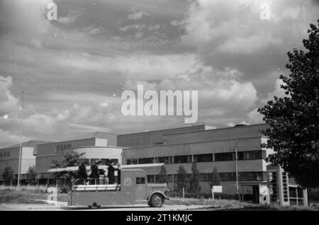 Acteurs Film Afs- le tournage de 'non' à Denham Film Studios, Denham, Buckinghamshire, Angleterre, RU, 1941 Un camion de pompiers transportant des membres de l'unité lourde de l'Uxbridge Fire Brigade entre dans Denham Film Studios dans Buckinghamshire. Ces hommes de l'Auxiliaire de Service d'incendie sont en route pour aider à la production des deux villes, film d'entreprise Film inédit 'histoire'. Le film est réalisé par Harold French et stars Richard Greene et Valerie Hobson. Il est défini au cours de la campagne-éclair sur les docks de Londres en 1940. Banque D'Images