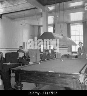 London Merchant Seamen's Home et Red Ensign Club, 1942 Les marins marchands faire une partie de billard dans la salle de billard à London Merchant Seamen's Home et pavillon rouge Club. Banque D'Images