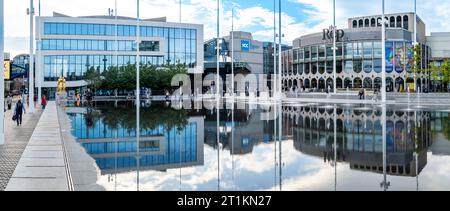 CENTENAIRE SQUARE, BIRMINGHAM, ROYAUME-UNI - 5 OCTOBRE 2023. Paysage panoramique du nouveau Symphony Hall de Birmingham et du théâtre Rep reflété dans l'eau Banque D'Images