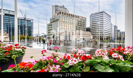 CENTENAIRE SQUARE, BIRMINGHAM, ROYAUME-UNI - 5 OCTOBRE 2023. Paysage panoramique de la place du centenaire réaménagée dans le centre-ville de Birmingham avec fond d'eau Banque D'Images