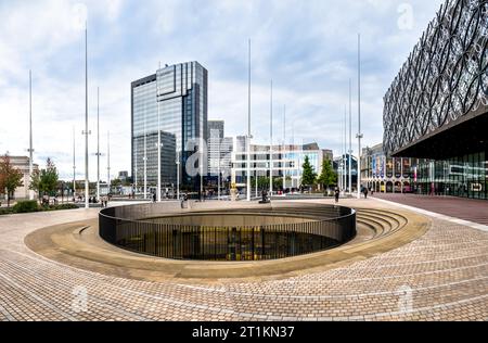 CENTENAIRE SQUARE, BIRMINGHAM, ROYAUME-UNI - 6 OCTOBRE 2023. Paysage panoramique de la place du centenaire nouvellement réaménagé dans la ville de Birmingham avec Bibliothèque et Banque D'Images