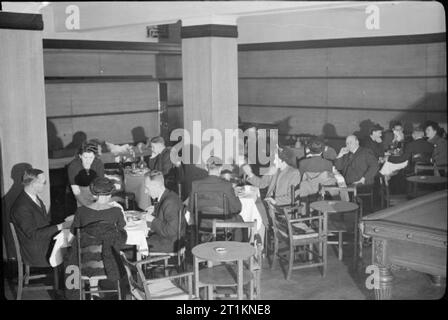 Hôtel de la Marine La Marine marchande- hébergement à Bedford Square, Londres, Angleterre, RU, 1944 Une vue générale de la salle à manger à l'Hôtel de la marine marchande dans la région de Bedford Square. La légende originale indique qu'elle peut accueillir 100 et "les prix sont raisonnables pour les repas : Petit déjeuner 1s. 6d., déjeuner 1s. 6d., plateau 1s. 0d. et le dîner 2s. 0d. C'est une spacieuse chambre bien éclairée, les repas sont servis à des tables individuelles. Les clients sont autorisés à avoir des amis. Banque D'Images