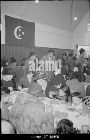 Les musulmans en Grande-Bretagne- Eid ul Fitr célébrations, 1941 Hommes, femmes et enfants profiter d'une fête à la suite de l'Eid ul Fitr cérémonie à la East London Mosque. Banque D'Images