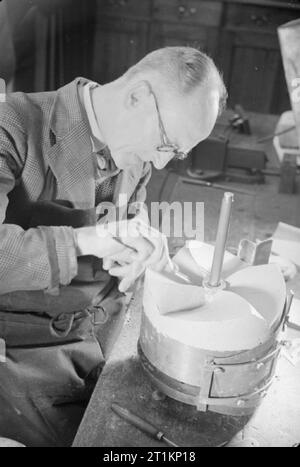 National Physical Laboratory- La science et la technologie en temps de guerre, Teddington, Middlesex, Angleterre, RU, 1944 Un technicien sculpte un moule d'argile d'une hélice en prêt pour la coulée dans le département de recherche du navire au National Physical Laboratory. Banque D'Images