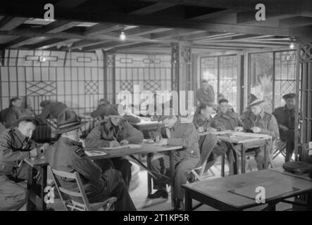 La nouvelle zelande rapatriés arrivent en Angleterre- la vie quotidienne des prisonniers de guerre rapatriés dans la région de Margate, Kent, England, UK, avril 1945 rapatriés récemment en Nouvelle-Zélande les prisonniers de guerre s'installer pour écrire des lettres à la rédaction d'accueil prix du YMCA, Margate. Banque D'Images