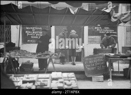 Paris, printemps 1945- la vie quotidienne dans Paris libéré, France, Mars 1945 Une vue générale d'un étal de poisson dans un marché, quelque part dans Paris. Selon la légende originale, "le poisson est rationné sur un système complexe de billets mensuels. Lorsque vous êtes inscrit et avez votre ticket, le poisson n'est pas toujours là". Banque D'Images