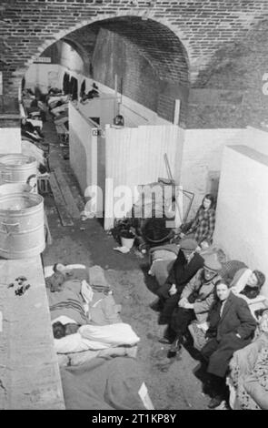 Abri sous le chemin de fer d'Arches, le sud-est de Londres, Angleterre, 1940 d'une large vue de l'un des passages reliant les principales zones de couchage à un abri sous le chemin de fer d'arches, en novembre 1940. Sections de l'espace ont été séparé de murs pare-souffle. De nombreux hébergeurs sont obligés de s'asseoir ou dormir sur des plateformes en bois qui ont été construits ici dans le passage à l'encombrement dans les principaux domaines de l'abri. Dans l'arrière-plan, le gentlemen's les toilettes peuvent être vus. Banque D'Images