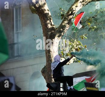 Londres, Royaume-Uni. 14 octobre 2023. Manifestation à Londres : des milliers de personnes assistent à une marche pro-palestinienne dans un contexte d'escalade de la guerre entre Israël et le Hamas crédit : Ian Davidson/Alamy Live News Banque D'Images