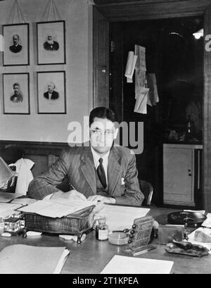 La pénicilline Passé, présent et avenir- le développement et la production de la pénicilline, l'Angleterre, 1944 Le professeur Howard Florey prend des notes qu'il est assis à son bureau au Sir William Dunn School of Pathology in Oxford. Le professeur Florey est australien et a commencé ses travaux sur la pénicilline en 1938. C'est dans les laboratoires sous son contrôle que la pénicilline a d'abord indiqué pour traiter les maladies. Banque D'Images