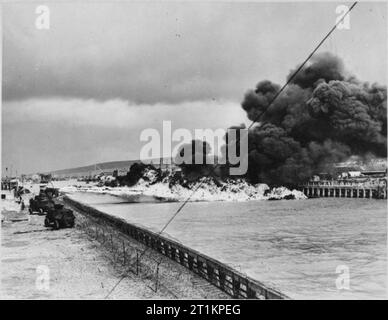 Armes de pétrole contre l'Invasion- une démonstration de défenses anti-invasion, UK, 1945 Une démonstration de 'Fougasse', quelque part en Grande-Bretagne. Un groupe de chars lance-flammes peut être vu sur la gauche de la photographie. Ils ont tiré à travers une rivière ou un cours d'eau. Un grand nuage de fumée peut être vu, de la colonnes de feu. La légende originale précise que cette arme "de sortir d'une tonne d'huile en feu lors du tir. Développé par le ministère de la guerre du pétrole à l'été 1940, il a été installé dans les trois semaines de la conception de l'idée". Banque D'Images
