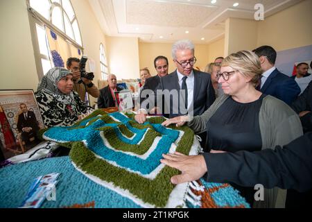 Marrakech, Maroc. 14 octobre 2023. L’envoyé officiel du roi Mohammed VI Karim Kassi-Lahlou (C) et la ministre de la coopération au développement et de la politique métropolitaine Caroline Gennez (D) sont photographiés lors d’une visite sur le terrain d’un projet d’inclusion économique des jeunes du Groupe mondial, dans la région de Marrakech-Safi, dans le cadre d’une visite de travail du ministre du développement au Maroc, samedi 14 octobre 2023. BELGA PHOTO JONAS ROOSENS crédit : Belga News Agency/Alamy Live News Banque D'Images