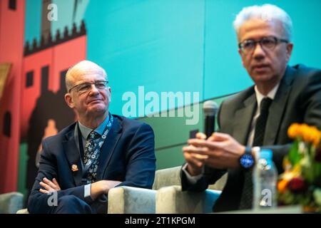 Marrakech, Maroc. 14 octobre 2023. Jesko Hentschel, directeur pays de la Banque mondiale pour le Maroc, et Karim Kassi-Lahlou, envoyé officiel du roi Mohammed VI, sont vus lors d’une visite sur le terrain d’un projet d’inclusion économique des jeunes du Groupe mondial, dans la région de Marrakech-Safi, dans le cadre d’une visite de travail du ministre du développement au Maroc, samedi 14 octobre 2023. BELGA PHOTO JONAS ROOSENS crédit : Belga News Agency/Alamy Live News Banque D'Images