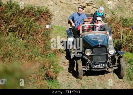 Badlands Farm, Kinnerton, Powys, pays de Galles, Royaume-Uni – Samedi 14 octobre 2023 – les concurrents conduisent une Ford Model A ( construite en 1930 ) sur le parcours hors route difficile du Vintage Sports car Club ( VSCC ) Welsh Trials sous un soleil d'automne glorieux dans le centre du pays de Galles. Photo Steven May / Alamy Live News Banque D'Images