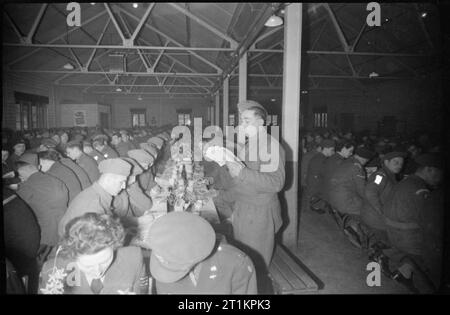 Les Forces alliées célébrer Pâque- traditions juives en temps de guerre La Grande-Bretagne, Avril 1944 La lecture de la Haggadah de Pesah lors d'un repas pascal pour presque 700 service juif du personnel dans un grand hall, près de Londres, est privé Leopold Rosenblum, qui est venu pour la Grande-Bretagne de Bratislava en 1938, juste avant l'occupation allemande de la Tchécoslovaquie. Banque D'Images