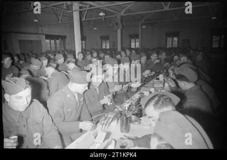 Les Forces alliées célébrer Pâque- traditions juives en temps de guerre La Grande-Bretagne, avril 1944 Membres de l'United States Army Air Corps sont parmi ceux qui soulèvent leurs lunettes lors d'une bénédiction à leur repas de Pâque. Deuxième de gauche à droite : le Sergent L L Newman (porter des lunettes, de 1137 Magee Avenue, Philadelphie), circuit Alfred Silverman (de 718 Snyder Avenue, Philadelphie), le personnel/Sergent Serebrenik (de 409e 173e Street, Bronx, New York). S/Sgt Serebrenik est un titulaire de l'Pre-Pearl Médaille du port . Banque D'Images