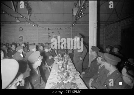 Les Forces alliées célébrer Pâque- traditions juives en temps de guerre La Grande-Bretagne, avril 1944, lors d'une cérémonie de la Pâque qui se tient dans une grande salle attaché à une caserne, quelque part près de Londres, le commandant de la caserne dit quelques mots à ceux qui étaient réunis pour le repas de la Pâque. Banque D'Images