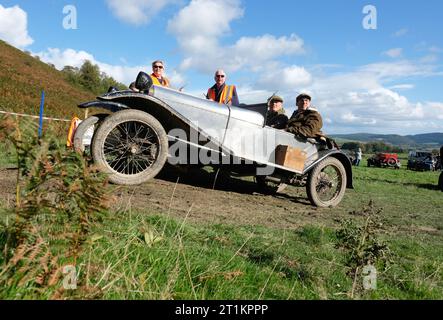 Badlands Farm, Kinnerton, Powys, pays de Galles, Royaume-Uni – Samedi 14 octobre 2023 – les concurrents d’un GN Anzani ( construit en 1924 ) attendent sur la ligne de départ du difficile parcours hors route du Vintage Sports car Club ( VSCC ) Welsh Trials sous un soleil d’automne glorieux dans le centre du pays de Galles. Photo Steven May / Alamy Live News Banque D'Images