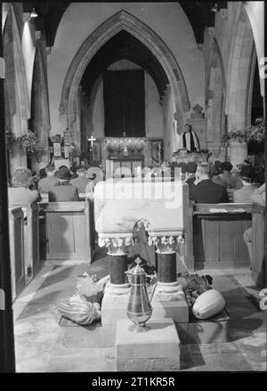 Village autonome- La vie à Hovingham, Yorkshire, octobre 1942 Après beaucoup de travail de la part de tout le monde à Hovingham, les villageois peuvent célébrer leurs efforts au cours de la fête de la récolte, qui s'est tenue à All Saints' Church. Ici, la visite de clergyman, Rev John Wansey, se dresse dans la chaire, prêt à prendre le service. Banque D'Images