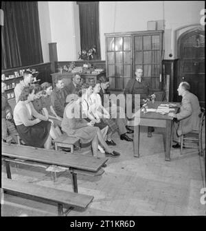 Village autonome- La vie à Hovingham, Yorkshire, octobre 1942 Thomas Hugill aborde le lapin local dans le village club de classe à Hovingham. Les lapins sont tenus d'assurer plus de viande pour les membres du club et les peaux sont utilisées pour les aviateurs de couches. Banque D'Images