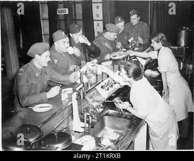L'armée polonaise en Grande-Bretagne, 1940-1947 Un groupe de soldats polonais jouissant d'une tasse de café au lait un bar quelque part à Londres. Banque D'Images