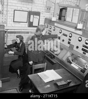 La reconstruction de 'l'Incident'- Formation en protection civile à Fulham, Londres, 1942 Les Pompiers en salle de contrôle, un appel est reçu par les salariés de la défense civile indiquant que les pompiers doivent assister à un incendie qui a éclaté sur la scène de l'incident. Une lumière, indiquant un incendie, peut être vu, en plein sur la gauche de l'écran. Banque D'Images