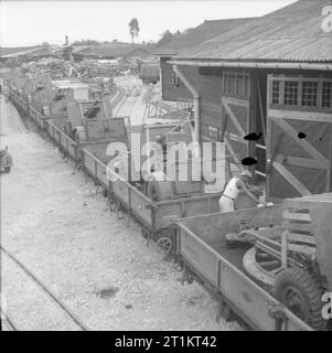 L'Armée britannique en Malaisie 1941 canon de 25 canons et limbers prêt à être transportés jusqu'pays sur wagons, Singapour, décembre 1941. Banque D'Images