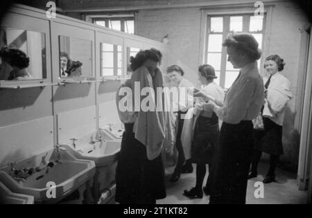 La jeune fille inconnue derrière la bataille de la mer- le travail de Women's Royal Naval Service, 1942 bassins troglodytes se laver à la dans la salle de bains de la Rédaction et dépôt de formation avant leur départ pour leurs articles. Banque D'Images