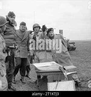 Les préparatifs des Alliés pour le D-day un agent réservoir nous rappelle l'objectif de hauts commandants alliés au cours d'une démonstration de tir par 33e régiment blindé, US 3e Division blindée, dans l'ouest de la plage d'artillerie vers le bas dans le Wiltshire, 26 février 1944. De gauche à droite : l'Air Chief Marshal Sir Arthur Tedder, le général Dwight D. Eisenhower et le Général Sir Bernard Montgomery. Banque D'Images