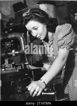 La formation pour le travail de guerre au Chelsea Polytechnic Ministère du travail Centre de formation, Londres, Angleterre, 1941 Un atelier d'usinage stagiaire au ministère du Travail centre de formation polytechnique à Chelsea au travail sur une fraiseuse. Banque D'Images