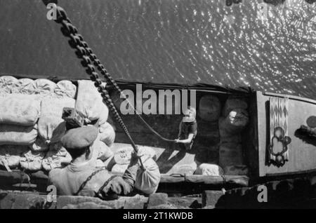 Les femmes dirigent un bateau- La Vie à bord de la Barge Canal 'Heather Bell', 1942 sacs de farine sont hissés jusqu'à la baie de chargement d'un entrepôt à canal via la poulie, de l 'HEATHER BELL'. Banque D'Images