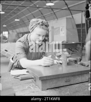 Usine de femmes le travail de guerre au centre de formation de Slough, Angleterre, Royaume-Uni, 1941 Une femme à Slough centre de formation utilise un instrument de précision dans le montage de souvenirs. Banque D'Images