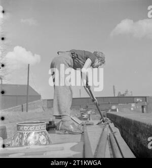 Les femmes dirigent un bateau- La Vie à bord de la Barge Canal 'Heather Bell', 1942 c'est une vie bien remplie sur un canal barge. Nous voyons ici Mlle Mars nettoyer le toit de la 'HEATHER BELL' alors qu'elle attend d'un verrou à vide. Banque D'Images