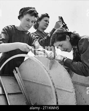 Usine de femmes le travail de guerre au centre de formation de Slough, Angleterre, Royaume-Uni, 1941 Kathleen Spratling, Joan Willis et Betty Borer travailler sur un hydravion à flotteurs Slough centre de formation. Banque D'Images