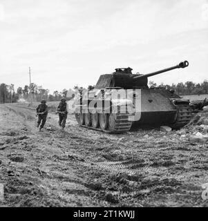 L'Armée britannique en Normandie 1944 hommes de la Durham Light Infantry, 49e Division (West Riding) 'avance' passé un frappé-out Panther allemand au cours de l'opération Epsom 'réservoir', 27 juin 1944. Banque D'Images