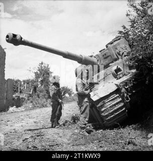 L'armée britannique en Normandie 1944 hommes de la Durham Light Infantry, 49e division (West Riding) inspectent un char Tigre allemand éliminé lors de l'opération Epsom, 28 juin 1944. Banque D'Images