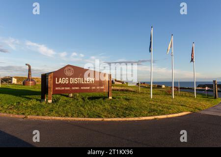 Lagg Distillery at Sunset, , Kilmory, Isle of Arran, Firth of Clyde, Écosse, Royaume-Uni Banque D'Images