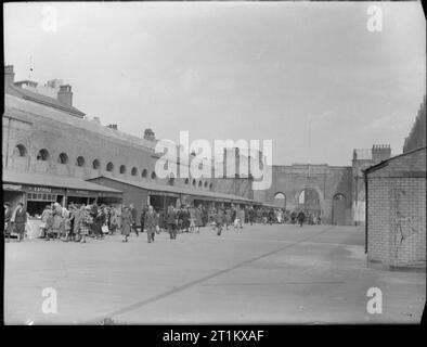 Birmingham en temps de guerre, Angleterre, 1942 cette scène animée de shopping autour des étals du Bull Ring montre que le célèbre Market Hall est toujours populaire, malgré les dégâts causés par les bombes dans les environs. [L'image montre l'intérieur du Birmingham Market Hall, après qu'il a été vidé et son toit détruit par les bombes allemandes. Banque D'Images