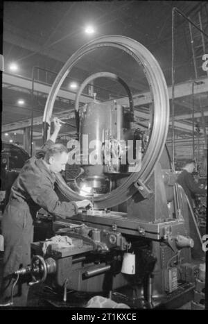 Naissance d'un British Tank- Production Réservoir en Angleterre, 1941 Ce travailleur assemble l'anneau sur lequel la tourelle Crusader s'articulera à cette usine, quelque part en Angleterre, 1941. Banque D'Images