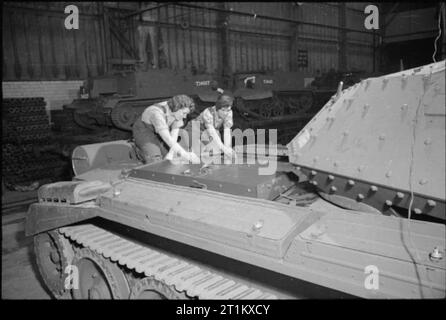 Naissance d'un British Tank- Production Réservoir en Angleterre, 1941 Deux femmes ouvriers peindre la carrosserie d'un Crusader à cette usine, quelque part en Angleterre, 1941. Banque D'Images