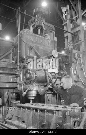 Naissance d'un British Tank- Production Réservoir en Angleterre, 1941, le carter du moteur d'un Crusader est usiné à cette usine, quelque part en Angleterre, 1941. Banque D'Images