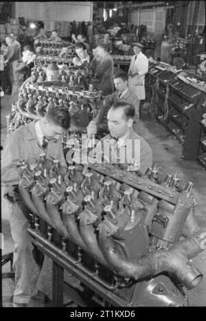 Naissance d'un British Tank- Production Réservoir en Angleterre, 1941 travailleurs mis la touche finale à un moteur à ce Crusader usine, quelque part en Angleterre, 1941. Banque D'Images