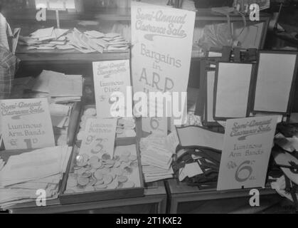 Des accessoires pour la vente, Selfridge's, Londres, Angleterre, C 1940 un affichage à Selfridge's department store à Londres annonce les différents accessoires disponibles pour utilisation dans la panne. Inclus ici sont deux types de bras lumineux, bande et disques lumineux badges bouton et ruban adhésif lumineux qui pourraient être ajoutées aux bords de l'habillement. Le but était de rendre l'utilisateur plus visible pour les piétons et les véhicules de la panne. Banque D'Images