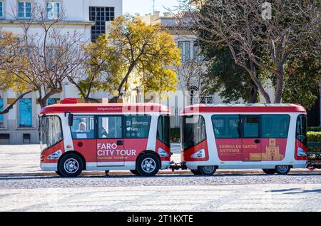 FARO, PORTUGAL - 1 MARS 2023 : bus touristique à Faro, Portugal, le 1 mars 2023 Banque D'Images