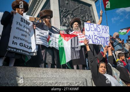 Londres, Royaume-Uni. 14 octobre 2023 : trois hommes du groupe juif Haredi Neturei Karta, ou Gardiens de la ville, manifestent à Trafalgar Square en soutien à la Palestine et contre les attaques israéliennes sur Gaza. La pancarte indique « Juifs pour une Palestine libre » Banque D'Images