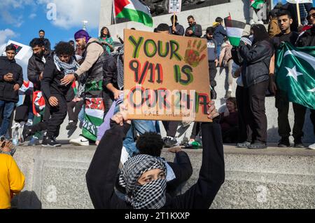 Londres, Royaume-Uni. 14 octobre 2023 : une manifestante pro-palestinienne tient une pancarte "Palestine libre" à Trafalgar Square, Londres, Royaume-Uni lors d'une manifestation contre les attaques israéliennes sur Gaza. L'affiche indique « votre 9/11 est notre 24/7 » Banque D'Images