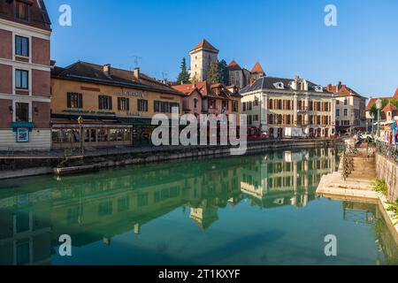 Quai de l'ile et Quai Perrière, sur la rivière Thiou, et le Palais de l'isle, à Annecy, haute-Savoie, France Banque D'Images