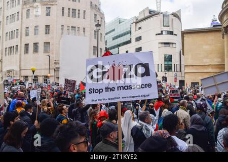 Londres, Royaume-Uni. 14 octobre 2023. Des manifestants pro-palestiniens se rassemblent près du siège de la BBC dans le centre de Londres. Des milliers de personnes ont défilé en solidarité avec la Palestine alors que la guerre Israël-Hamas s’intensifie. Crédit : Vuk Valcic/Alamy Live News Banque D'Images