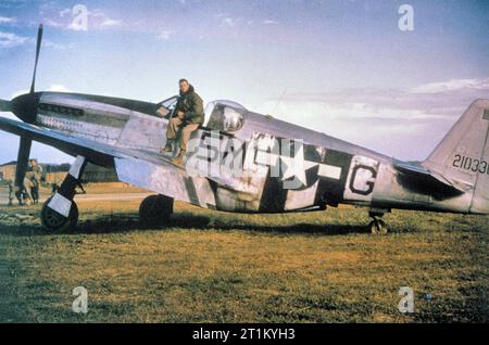 North American P-51C-5-NT Mustang (F-6C) série 42-103368 du 15th TRS à St. Aérodrome de Dizler (ALG A-64), France, automne 1944. Cet avion a été piloté par le capitaine John H. Hoefker, qui l'a utilisé pour abattre trois avions ennemis en juin 1944. Le capitaine Hoefker devient le premier as du 10e Groupe et termine la guerre avec 8 victoires aériennes½, bien qu'il ait (officieusement) 10,5 tués. Cet avion survécut à la guerre, pour être mis au rebut le 26 juin 1946. Banque D'Images